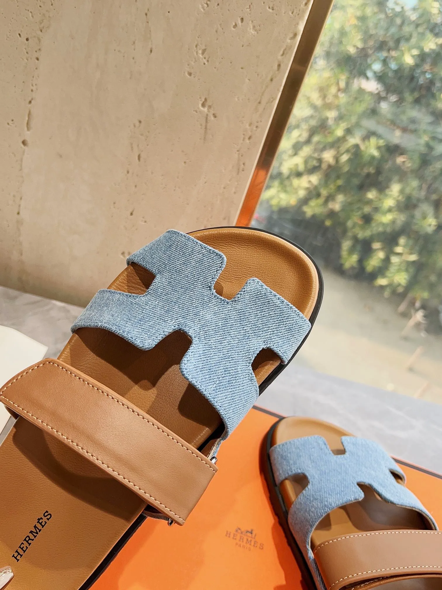 👟👟Ex-factory price 440👟👟 (Top version) H family 2024 spring and summer new style HERMES Hermes' recently popular couple's shoes, pig nose angle sandals and slippers, paired with various colorful socks, very trendy. Upper lining: imported original leather. Outsole: non-slip and wear-resistant outsole. Size: female 35-42 (40/42 non-returnable and non-exchangeable) Men’s size: 39-45 (45 is non-refundable and non-exchangeable)